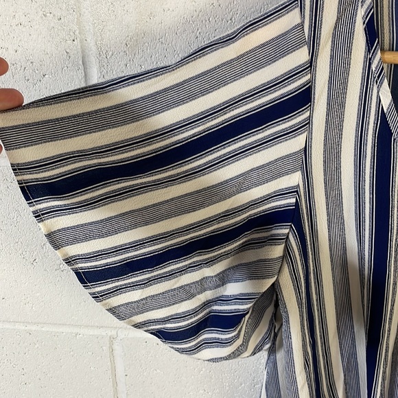 NWT (S) Status Chennault dark blue and white stripe twist front V neck loose top - Picture 4 of 10